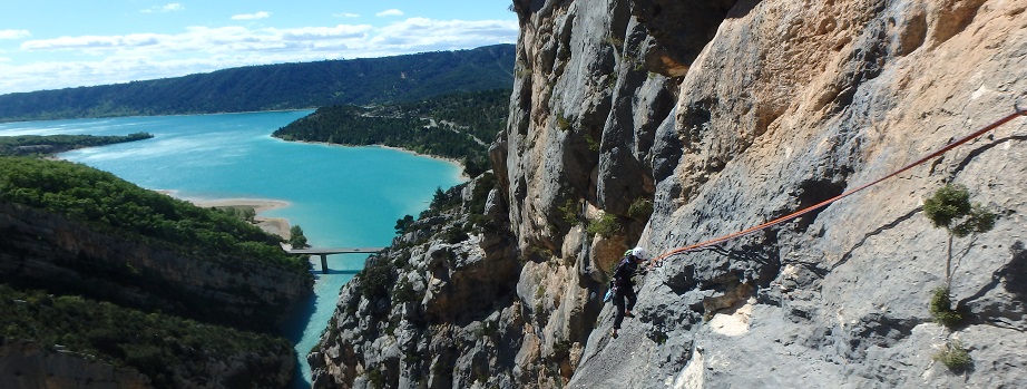 Un homme encordé grimpe une paroi lors d'un stage d'escalade dans le Verdon