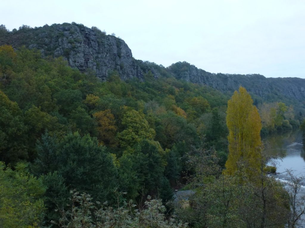 Un sommet de roche au bord de l'Orne, surplombé de végétation. Un milieu idéal pour la pratique de l'escalade et l'apprentissage de manœuvres de grande voie