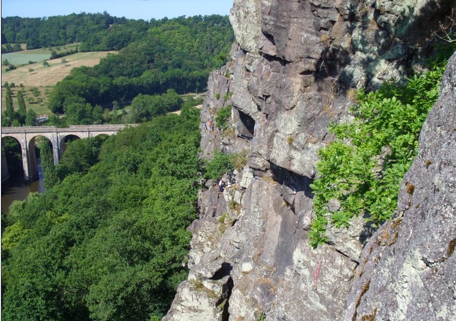 Une falaise à Clécy représentant le type de roche sur laquelle l'escalade peut être pratiquée durant nos séjours